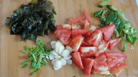 西红柿海带片疙瘩汤的做法_家常西红柿海带片