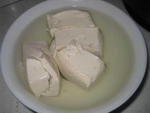 豆腐未使用时用清水泡着,保持新鲜