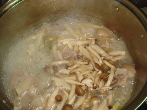 猪脚笋尖菌菇汤的做法_家常猪脚笋尖菌菇汤的
