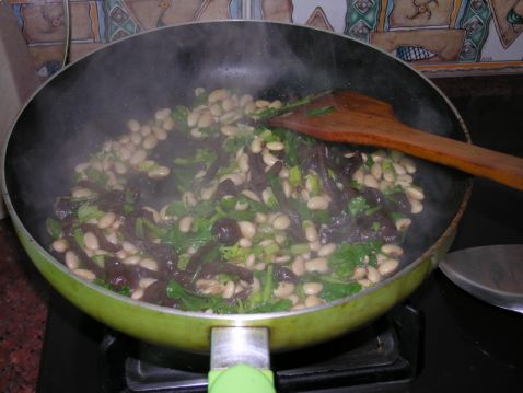 滑子菇煮黄豆