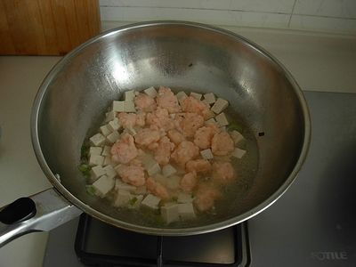 鲜虾丸炖豆腐的做法_家常鲜虾丸炖豆腐的做法