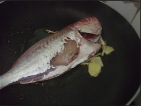 大眼鸡鱼煮番茄的家常做法 美食杰大眼鸡鱼煮番茄做法大全