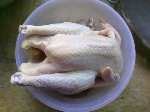 白果剥去外皮,洗净 鸡拔去细毛,清洗干净鸡肚子 2个鸡腿跟翅膀不煲汤