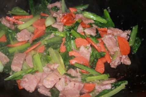 生菜红萝卜炒午餐肉的做法_生菜红萝卜炒午餐肉怎么做