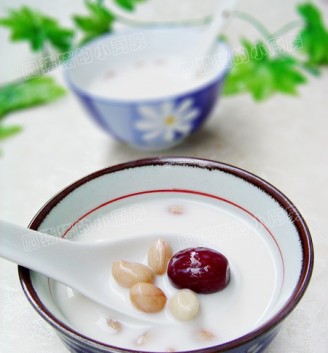 红枣花生牛奶汤的做法