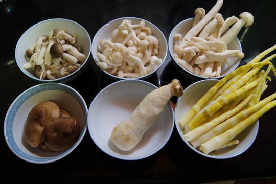 黑,白蟹味菇,海鲜菇,香菇,杏鲍菇,竹笋.