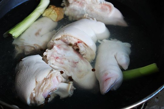 紫砂锅煲雪豆猪蹄汤的做法_家常紫砂锅煲雪豆