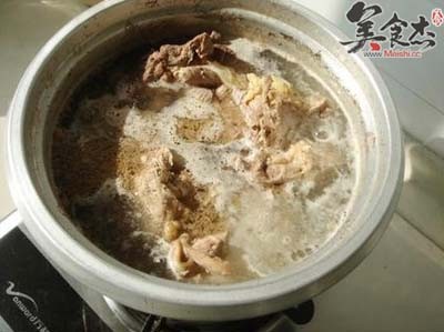 将牛肉洗净放入冷水中用大火煮开