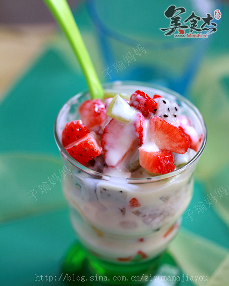 草莓水果酸奶杯