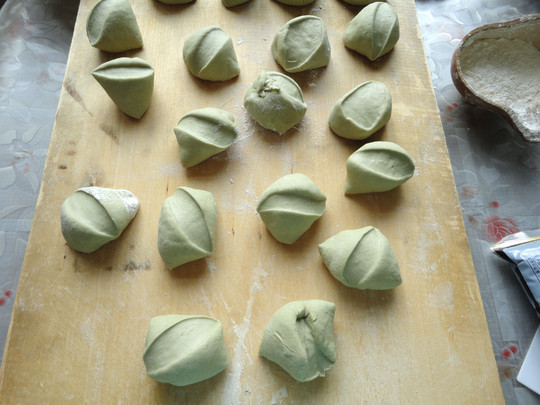 花式面点(3)--抹茶豆沙包的做法_家常花式面点