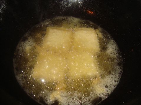 油炸臭豆腐干的做法,尤其是炸之前的臭豆腐干