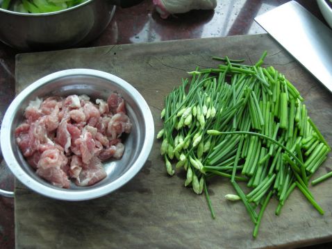 韭菜花炒肉的做法