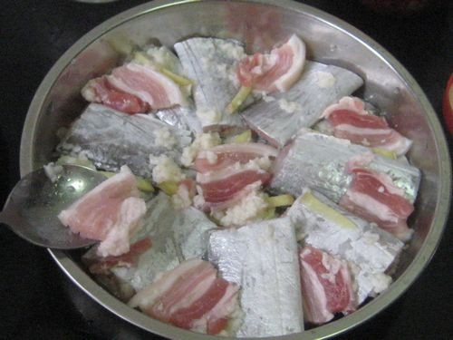 咸肉酒酿蒸带鱼的做法