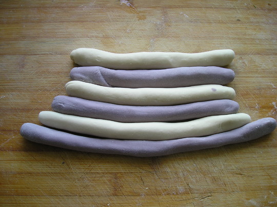 双色紫薯馒头结的做法_家常双色紫薯馒头结的