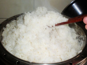 蒸好的糯米饭要及时用筷子拔散,避免饭成团.