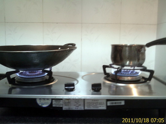 炒锅用于煎鱼.奶锅用于烧水.