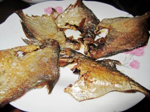 油煎咸鱼,油煎咸鱼的家常做法 美食杰油煎咸鱼做法大全