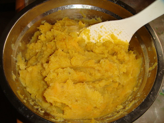 蒸熟的红薯去皮,用勺子压成红薯泥.
