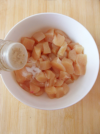 【家常菜】芝麻蒜香鸡丁(5分钟快手菜)的做法