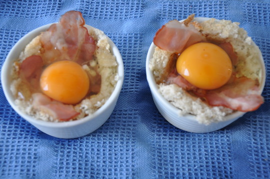 大T的生日早餐:培根鸡蛋杯的做法_家常大T的生