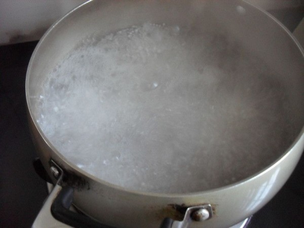 小西米下入沸水锅中煮至四边透明,中间有一点白点时关火,焖5分钟左右