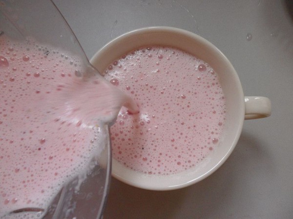 火龙果草莓奶昔的做法_家常火龙果草莓奶昔的