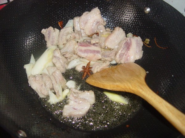 五花肉炖白菜的做法_家常五花肉炖白菜的做法