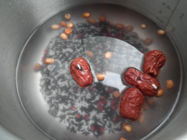 锅中放水,放入泡好的花生,红枣,红豆,黑米,糯米,大火煮开,关小火
