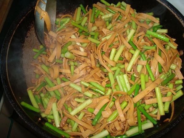 蒜苔炒豆腐皮的做法_家常蒜苔炒豆腐皮的做法