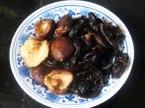 【图】香菇木耳母鸡砂锅煲_香菇木耳母鸡砂锅