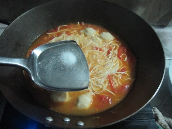 西红柿鱼丸汤面的做法_家常西红柿鱼丸汤面的