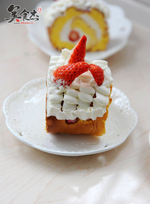 草莓舒芙蕾蛋糕卷的做法_家常草莓舒芙蕾蛋糕
