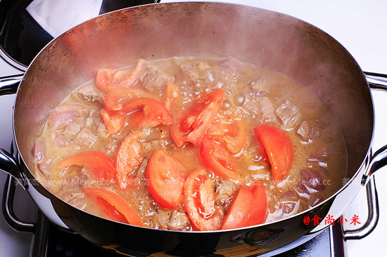 这个西红柿炖牛肉可以拌饭,拌面,汤汁酸香无敌,肉鲜香入味,尤其西红柿