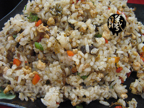 鸡米芽菜炒饭就好很多,还是米饭硬的老毛病,看来这块太热的铁板炒饭