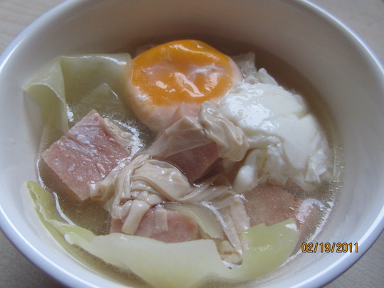 午餐肉也能做出美味汤——午餐肉包菜鸡蛋汤的做法