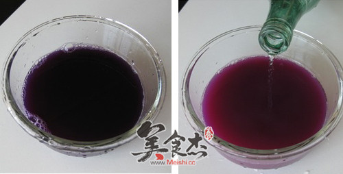 在紫甘蓝汁中倒入10克白醋,颜色瞬间就变成粉红色,神奇吧4