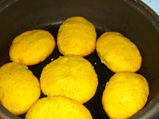【简单制作的花样饼大全】乡村特色玉米快菜贴饼子的做法