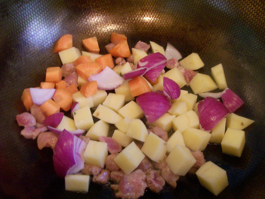 放入胡萝卜,土豆,洋葱块翻炒.