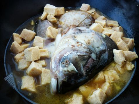 胖头鱼炖冻豆腐的做法
