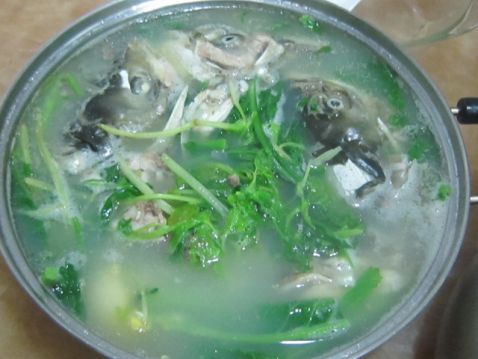草鱼头春菜汤的做法