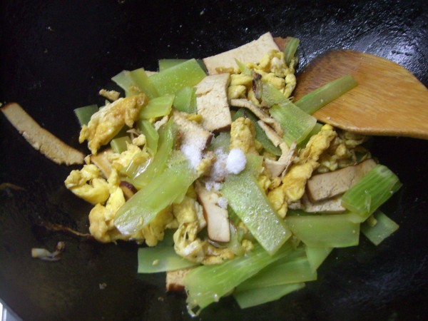 素炒鸡蛋熏干莴笋的做法