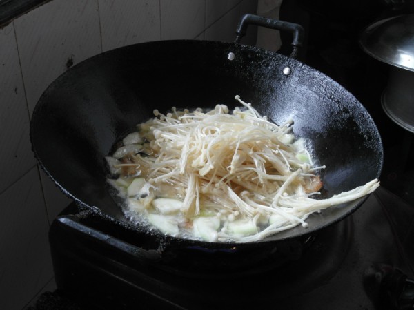 西葫芦金针菇汤的做法