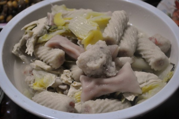 白菜豆腐炖鱿鱼卷的做法