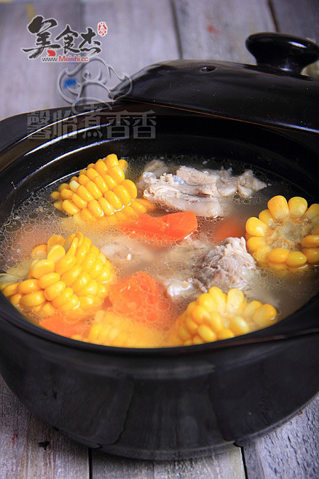 将龙骨,玉米,姜丝放入砂锅内,加入适量水,大火煲30分钟后放入胡萝卜